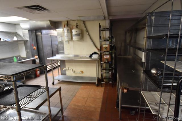 19840 Kelly Road, Harper Woods, MI 48225