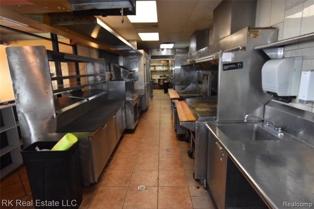 19840 Kelly Road, Harper Woods, MI 48225