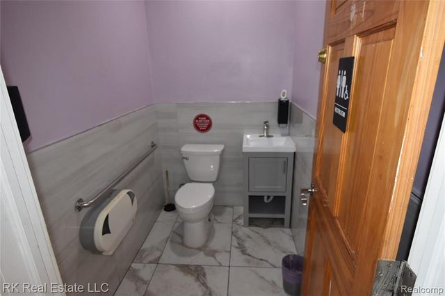 19840 Kelly Road, Harper Woods, MI 48225