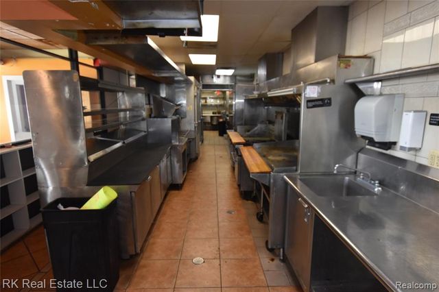 19840 Kelly Road, Harper Woods, MI 48225