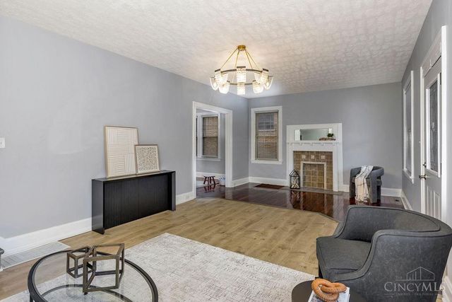 4458 W Eighth Street, Cincinnati, OH 45238