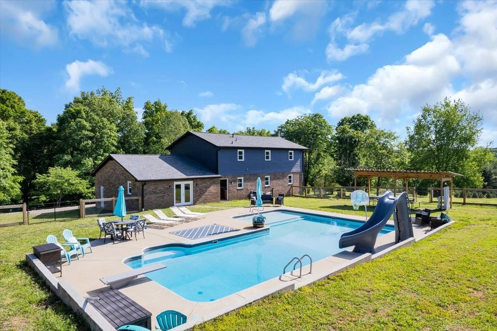 2072 McMahan Hollow Rd, Pleasant View, TN 37146