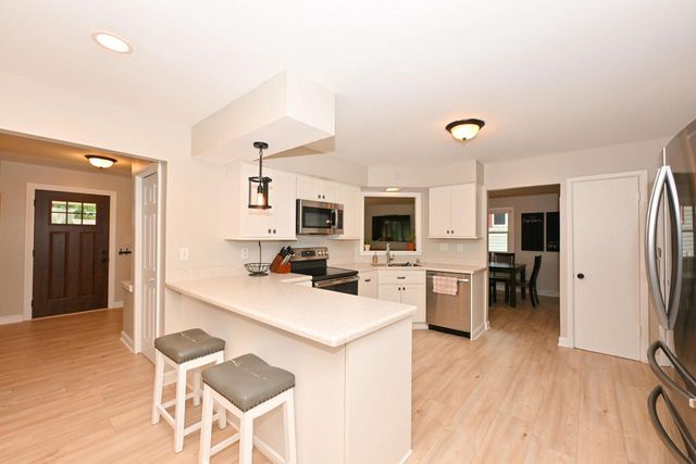 300 E Parkway Estates DRIVE, Oak Creek, WI 53154