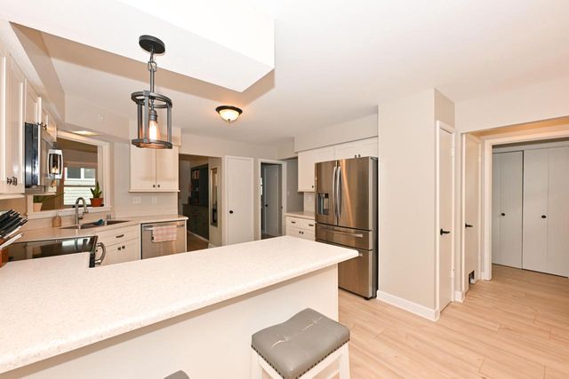 300 E Parkway Estates DRIVE, Oak Creek, WI 53154