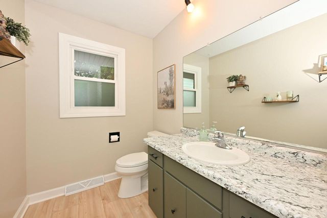 300 E Parkway Estates DRIVE, Oak Creek, WI 53154