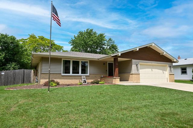 300 E Parkway Estates DRIVE, Oak Creek, WI 53154