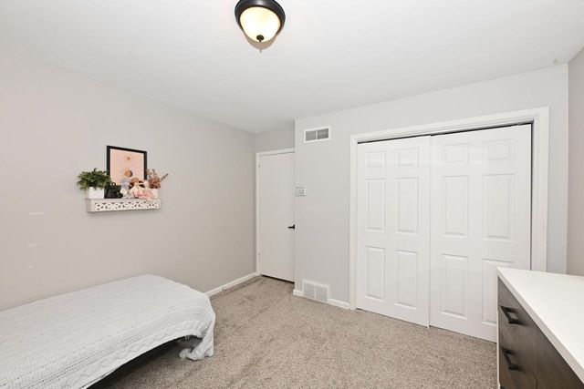 300 E Parkway Estates DRIVE, Oak Creek, WI 53154