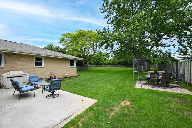 300 E Parkway Estates DRIVE, Oak Creek, WI 53154