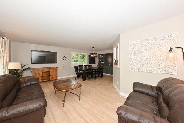 300 E Parkway Estates DRIVE, Oak Creek, WI 53154
