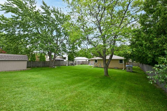 300 E Parkway Estates DRIVE, Oak Creek, WI 53154
