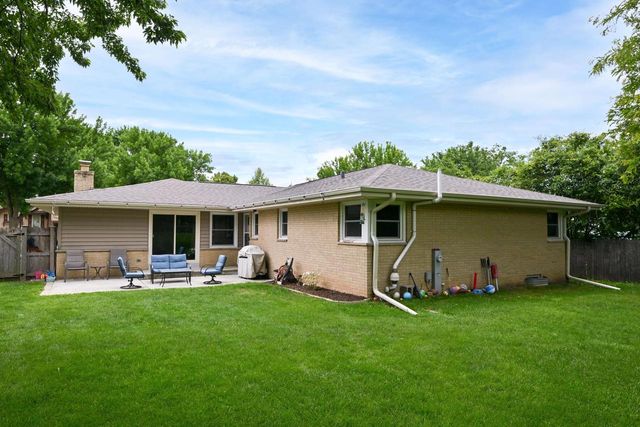 300 E Parkway Estates DRIVE, Oak Creek, WI 53154