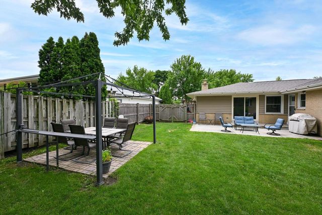 300 E Parkway Estates DRIVE, Oak Creek, WI 53154