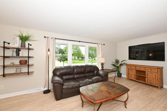 300 E Parkway Estates DRIVE, Oak Creek, WI 53154