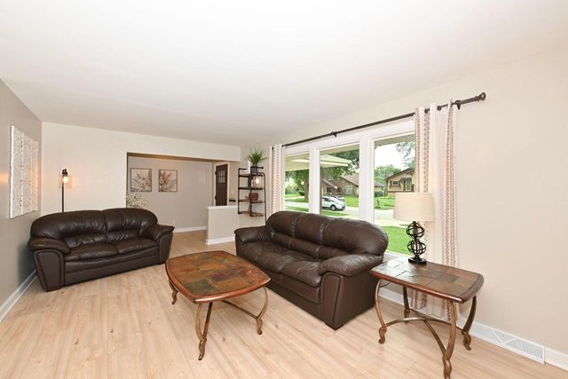 300 E Parkway Estates DRIVE, Oak Creek, WI 53154