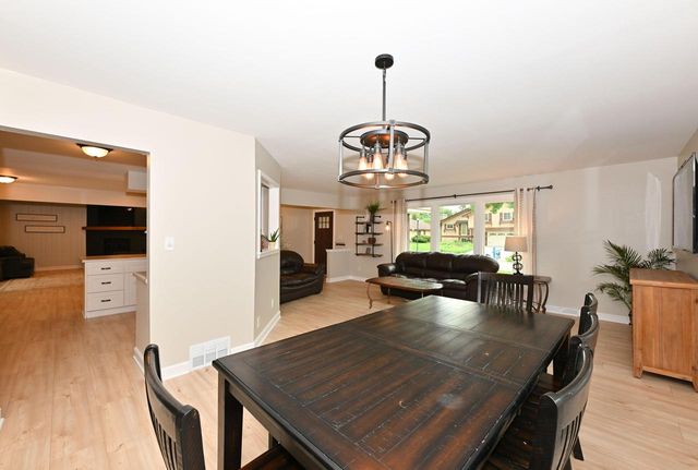 300 E Parkway Estates DRIVE, Oak Creek, WI 53154