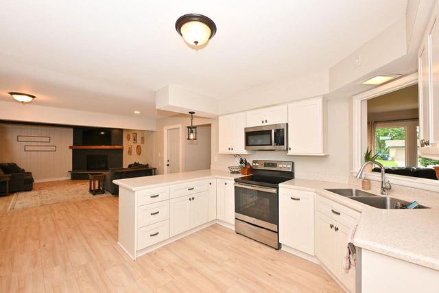 300 E Parkway Estates DRIVE, Oak Creek, WI 53154