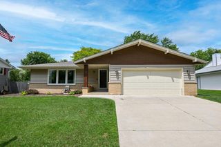 300 E Parkway Estates DRIVE, Oak Creek, WI 53154