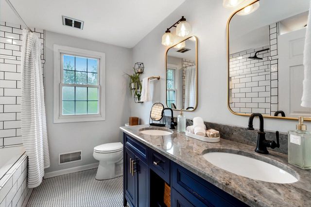 16725 Mary Cliff COURT, Brookfield, WI 53005