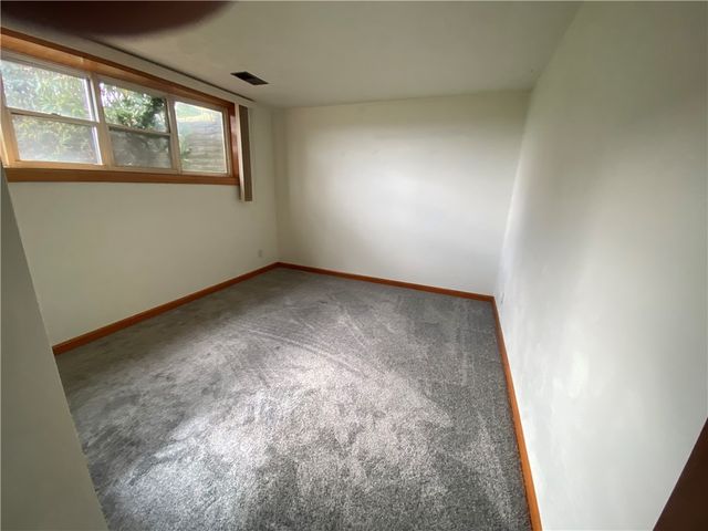 705 Redstone Dr, Shaler, PA 15101