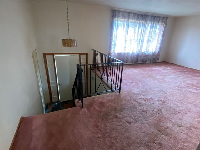 705 Redstone Dr, Shaler, PA 15101