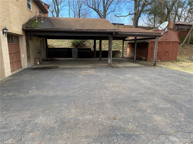 705 Redstone Dr, Shaler, PA 15101