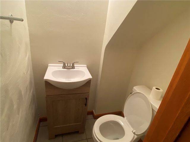 705 Redstone Dr, Shaler, PA 15101