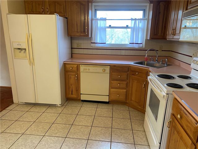 705 Redstone Dr, Shaler, PA 15101