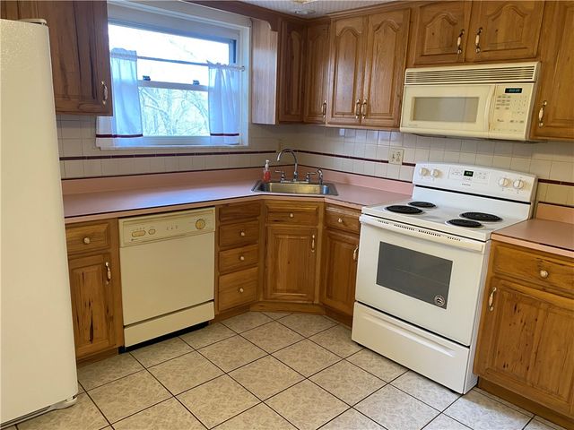 705 Redstone Dr, Shaler, PA 15101