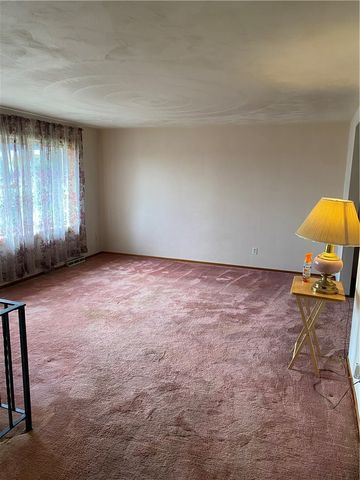 705 Redstone Dr, Shaler, PA 15101