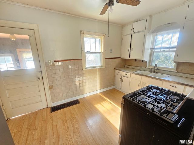 2504 W LAURA Avenue, West Peoria, IL 61604