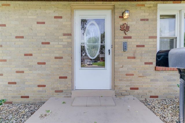 7 Santa Cruz Drive, Florissant, MO 63031