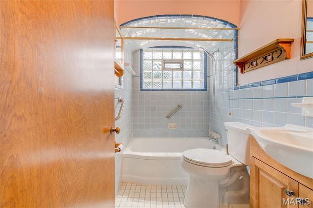 7 Santa Cruz Drive, Florissant, MO 63031