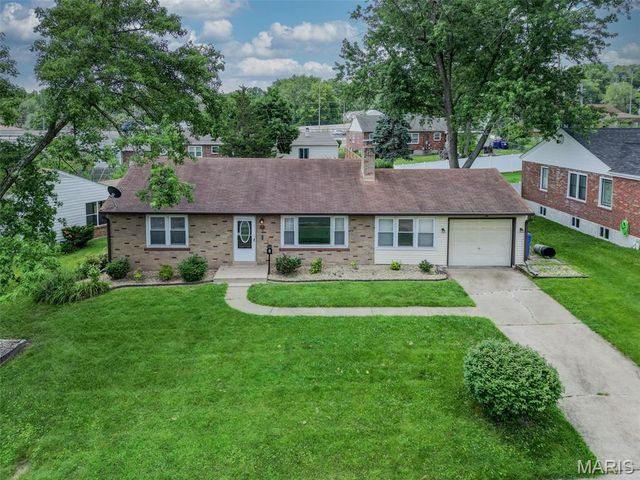 7 Santa Cruz Drive, Florissant, MO 63031