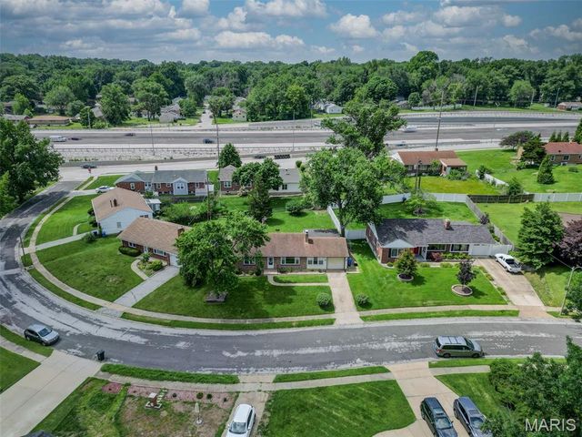 7 Santa Cruz Drive, Florissant, MO 63031