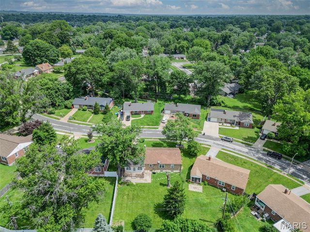 7 Santa Cruz Drive, Florissant, MO 63031