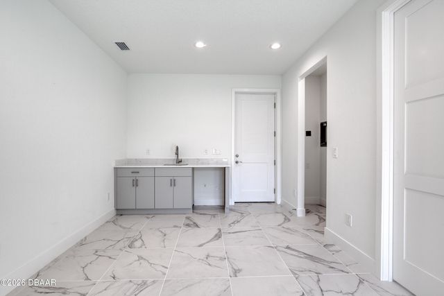 206 N Halifax Avenue, Daytona Beach, FL 32118