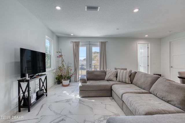 206 N Halifax Avenue, Daytona Beach, FL 32118