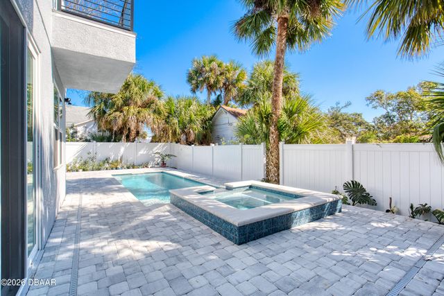 206 N Halifax Avenue, Daytona Beach, FL 32118