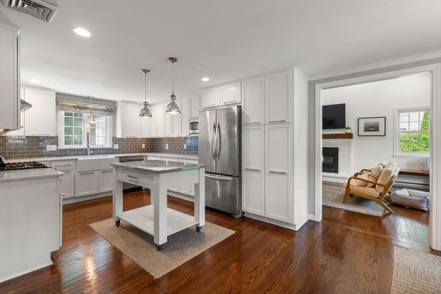18 Hearthstone Cir, Wayland, MA 01778
