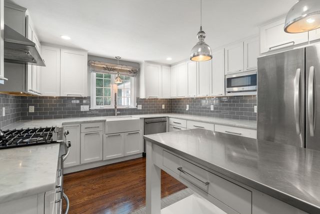 18 Hearthstone Cir, Wayland, MA 01778
