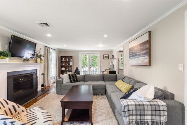 18 Hearthstone Cir, Wayland, MA 01778
