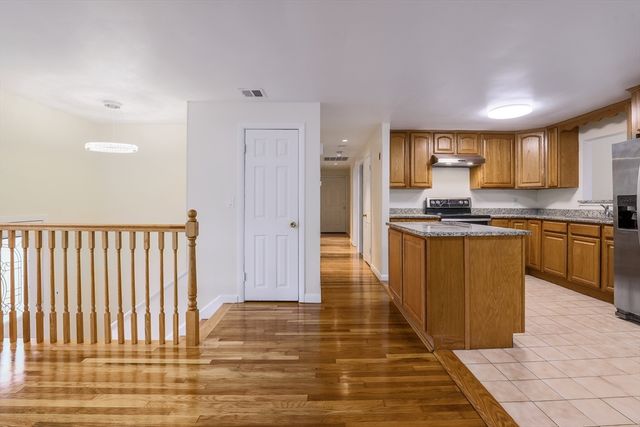 8 Leonard Dr, Southborough, MA 01772