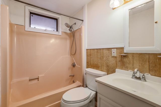 8 Leonard Dr, Southborough, MA 01772