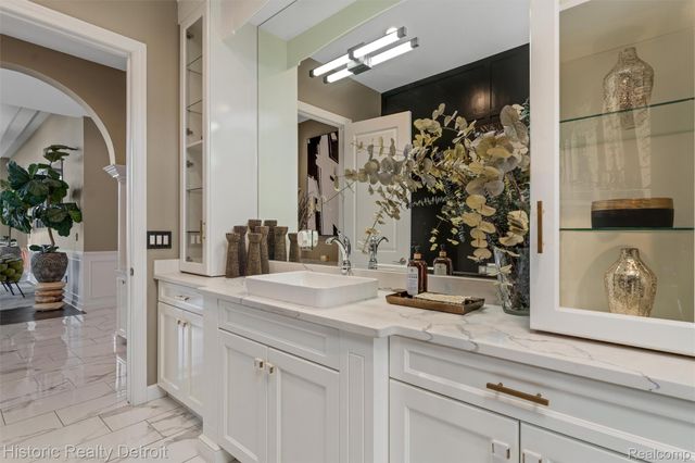 5695 N Branford Drive N, West Bloomfield Charter Township, MI 48322