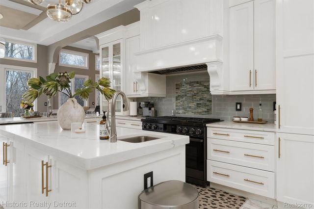 5695 N Branford Drive N, West Bloomfield Charter Township, MI 48322