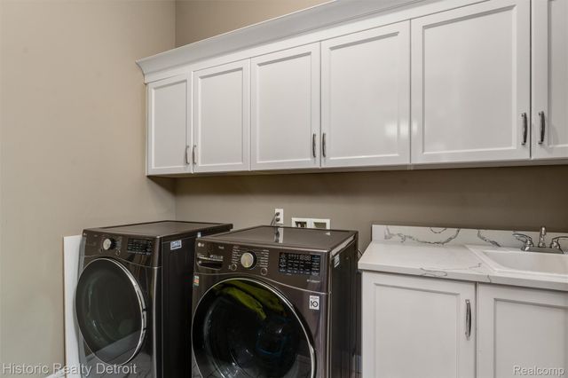 5695 N Branford Drive N, West Bloomfield Charter Township, MI 48322