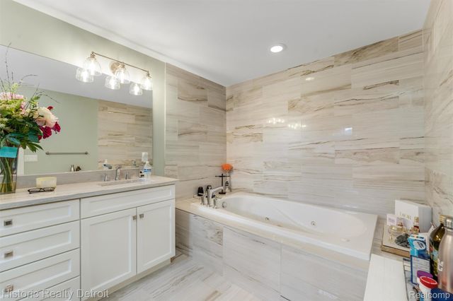 5695 N Branford Drive N, West Bloomfield Charter Township, MI 48322