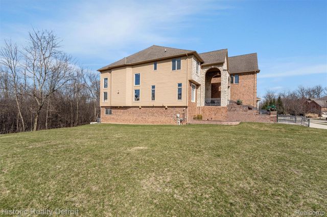 5695 N Branford Drive N, West Bloomfield Charter Township, MI 48322