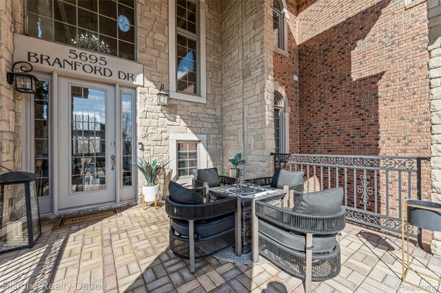 5695 N Branford Drive N, West Bloomfield Charter Township, MI 48322