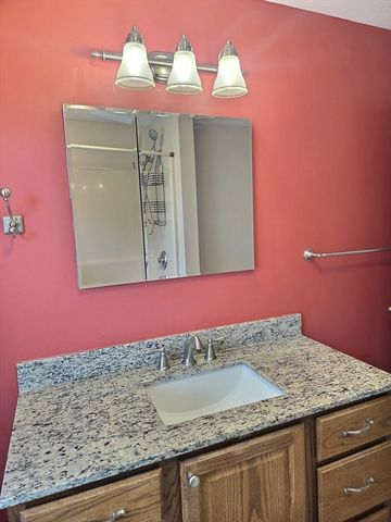 171 Bayberry Hill Ln 171, Leominster, MA 01453